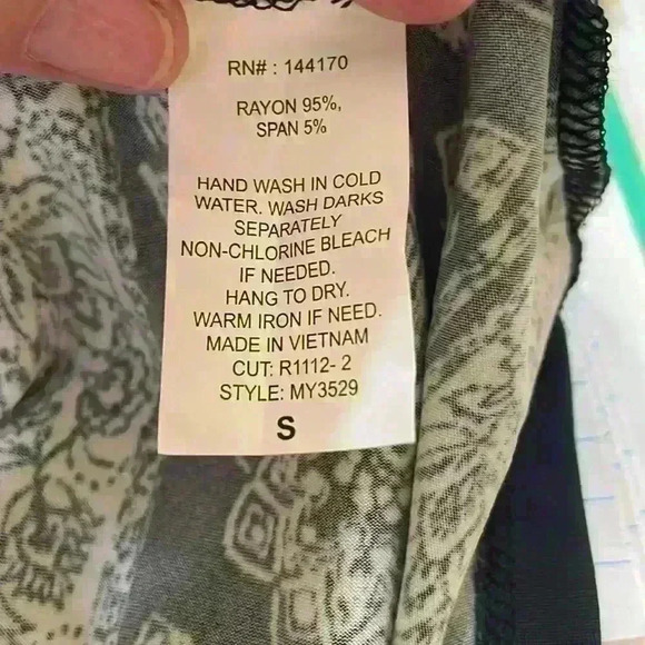 Lavish Cold Shoulder Size Small with Lace Details Printed Black and White - Picture 7 of 7